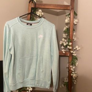 This is a Nike pullover, It’s a size medium in women’s. The color is teal!